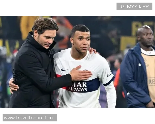 姆巴佩赛后与恩里克亲切交流并向前队友们表达一致意见