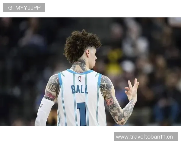 克莱赞弗拉格勇敢挑战字母哥展现无畏精神令人钦佩